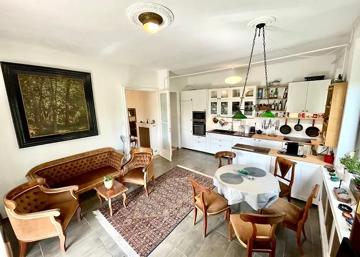 With Terrace Overlooking The Park Apartament Budapesta