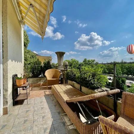 With Terrace Overlooking The Park Budapeşte